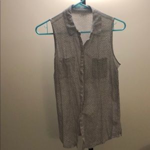 Sleeveless button down with two pockets